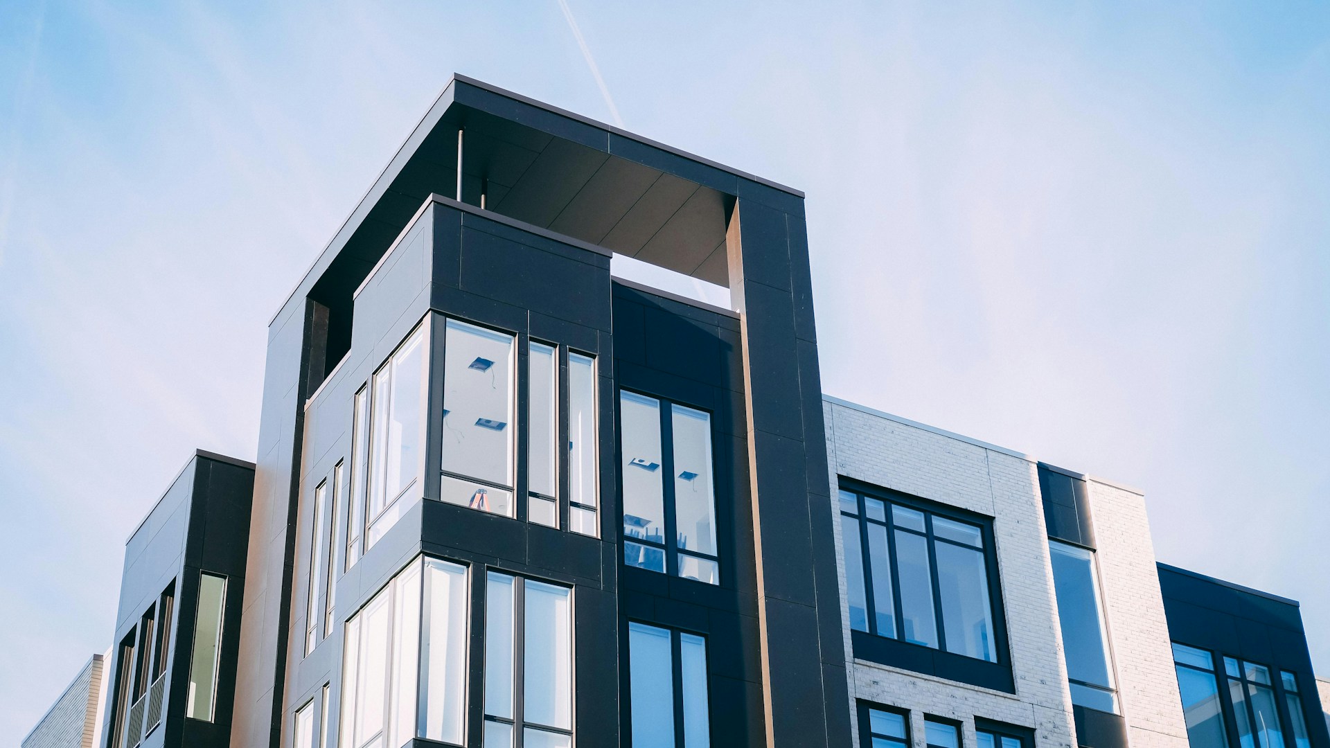 Fachada de edifício moderno em engenharia predial